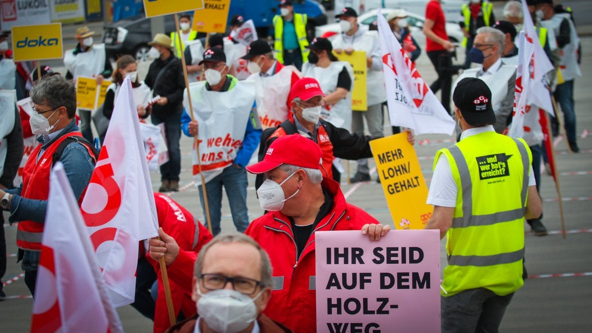 BetriebsrätInnen und Gewerkschaften auf einer Demo bei den KV-Verhandlungen für die holzverarbeitende Industrie