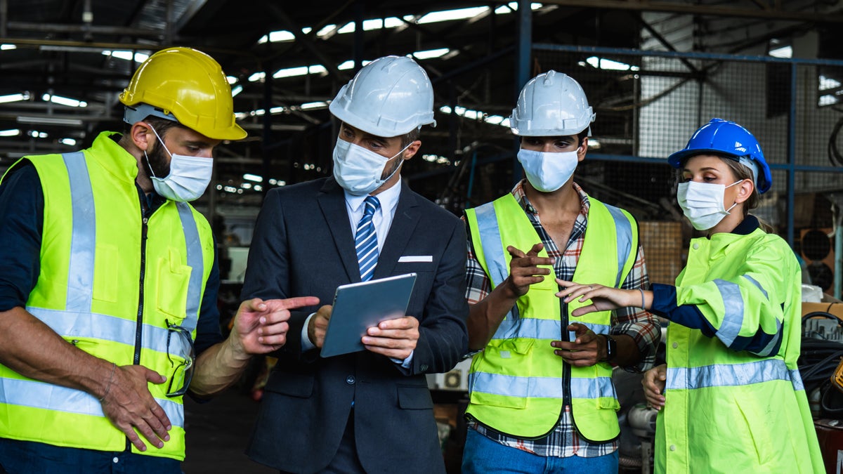 ArbeiterInnen in Verhandlung mit Chef