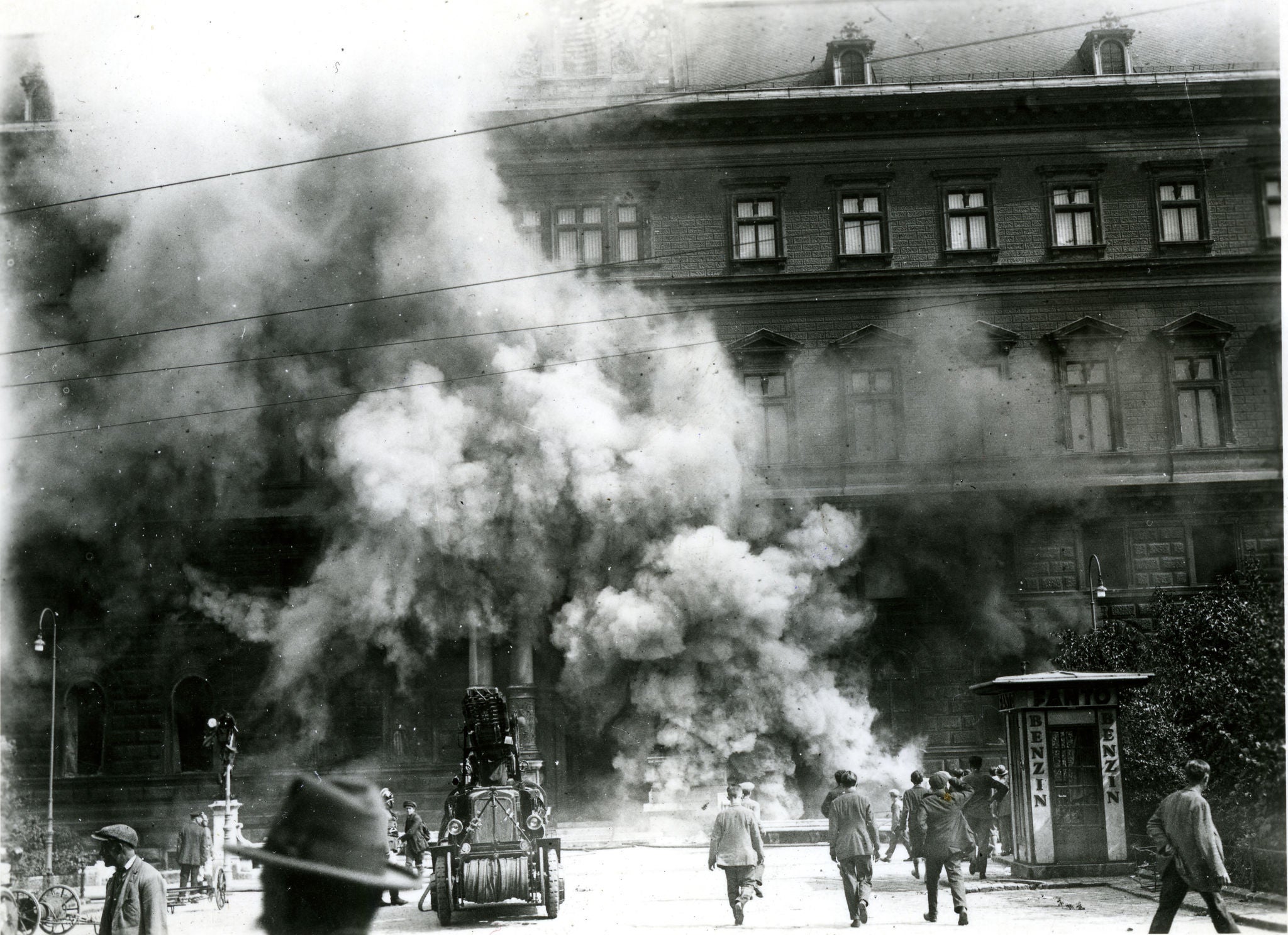 Im Juli 1927 demonstrieren Arbeiter:innen gegen den Freispruch von „Arbeitermördern“ und zünden den Justizpalast an