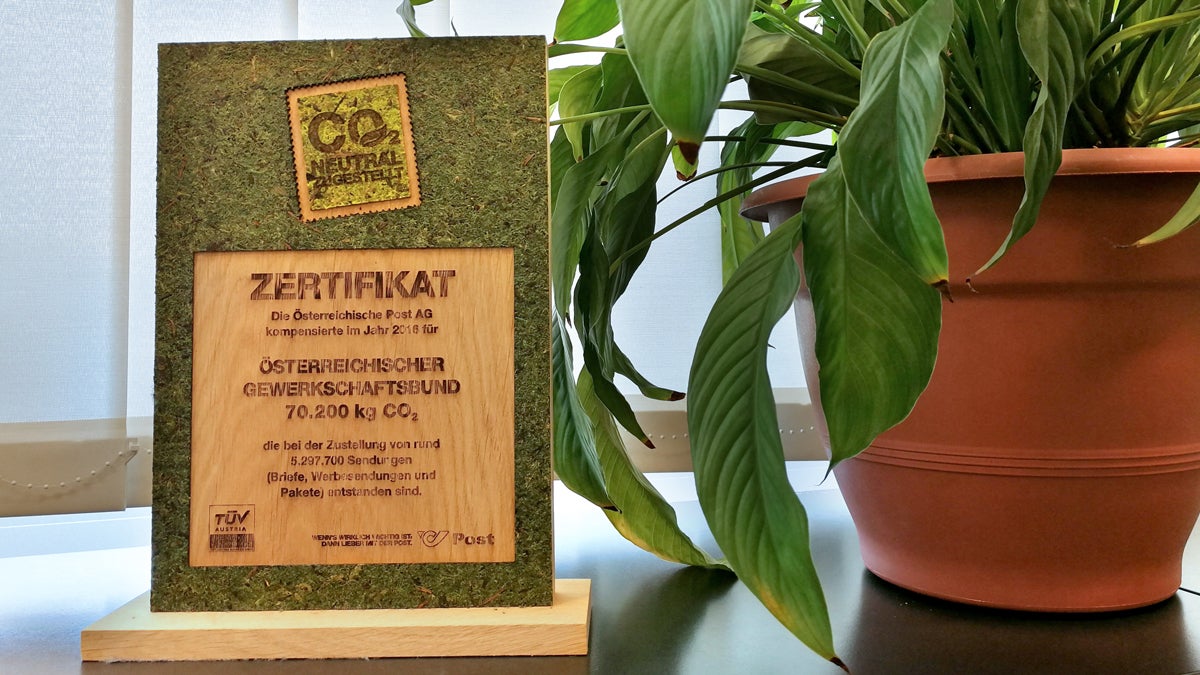 Dank der Kooperation mit der österreichischen Post AG können mit einem ausgeklügelten Poststellenmanagement damit jährlich rund 70.000 kg CO2 eingespart werden. Dank der Kooperation mit der österreichischen Post AG können mit einem ausgeklügelten Poststellenmanagement damit jährlich rund 70.000 kg CO2 eingespart werden.