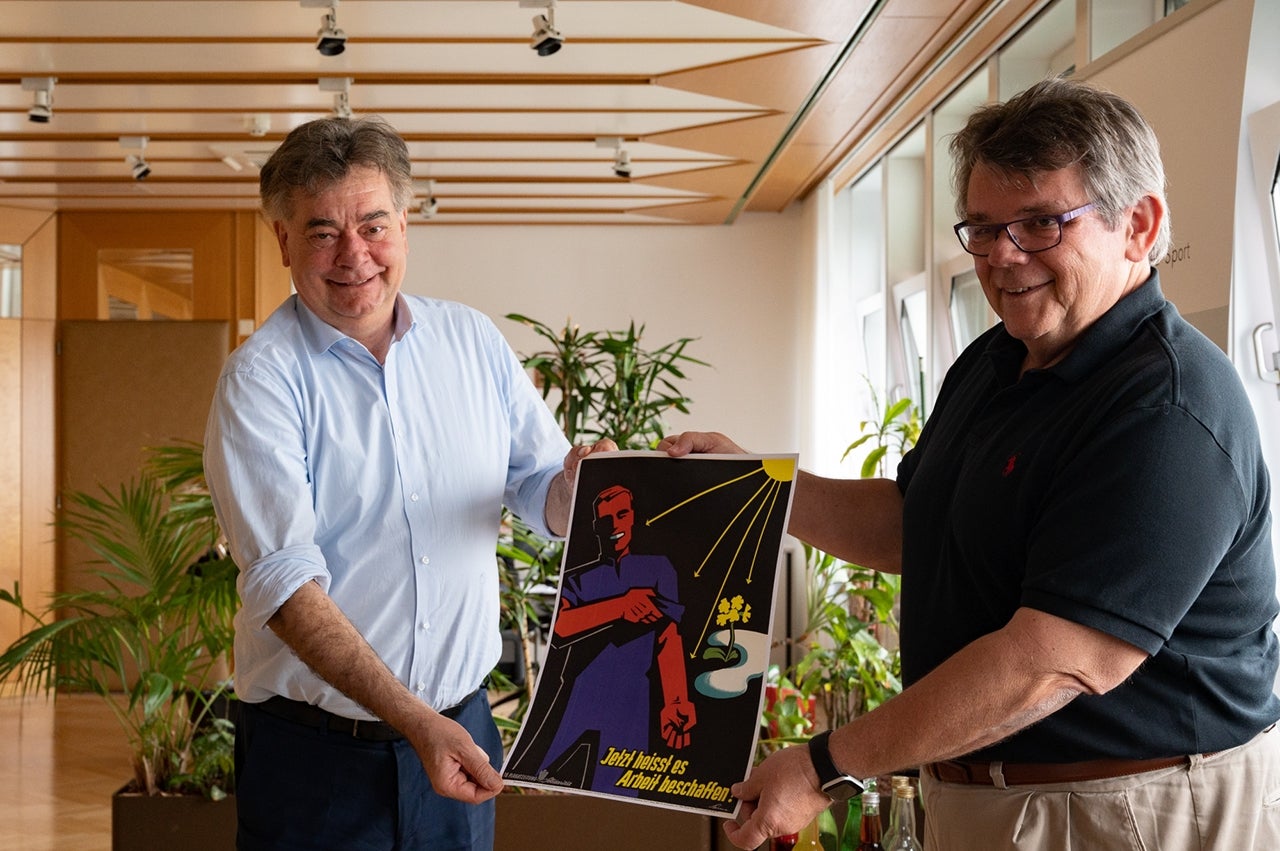 Der Vizekanzler freute sich über das Plakat, das der ÖGB-Präsident mitbrachte: ein Motiv von Viktor Slama aus dem Jahr 1953 - "Arbeit beschaffen"