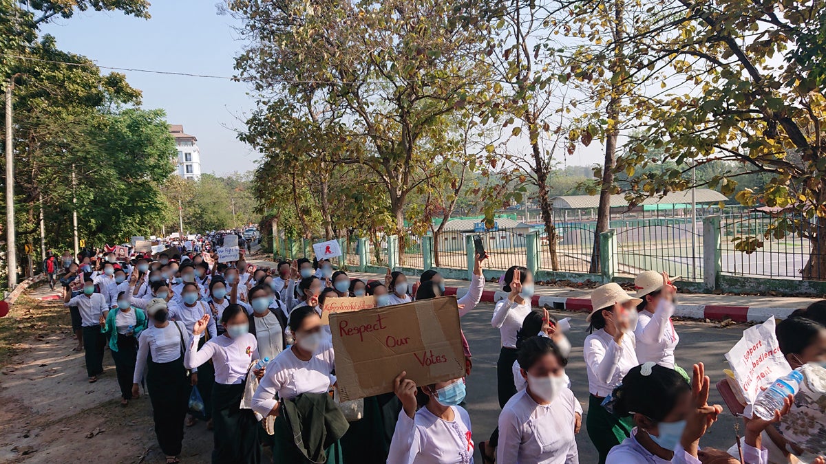 Die Bevölkerung Myanmars protestiert gegen die brutalen Zwangsmaßnahmen des Regimes.