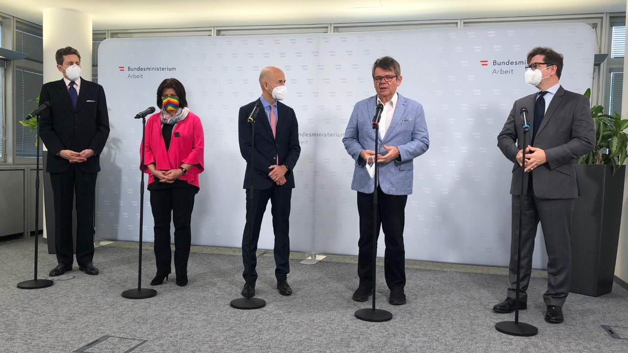 Arbeitsminister Martin Kocher mit den PräsidentInnen von ÖGB, Arbeiterkammer, Wirtschaftskammer sowie der Industriellenvereinigung (IV)