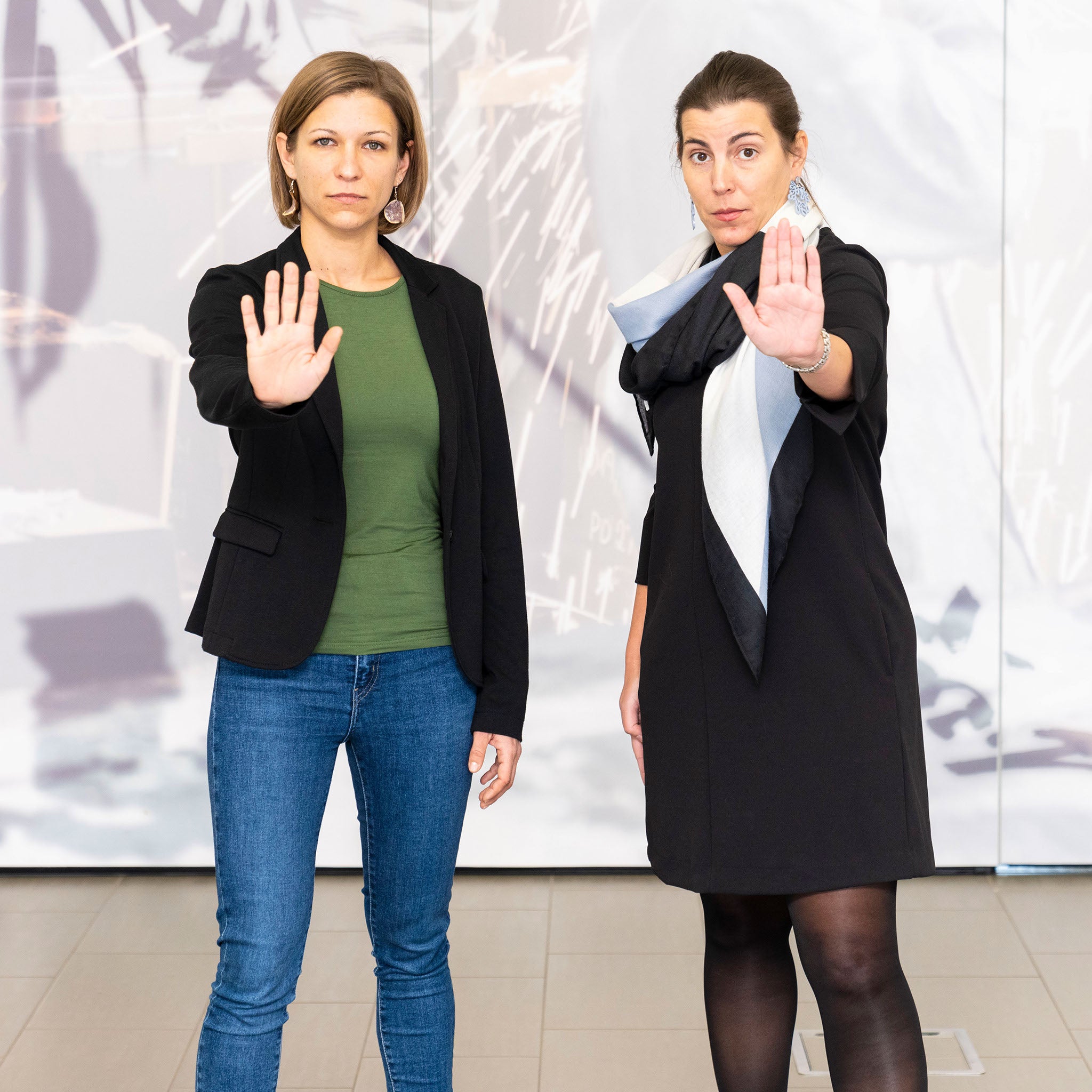 OEGB NOE "Aktion Gegen Gewalt an Frauen" ÖGB NÖ Frauensekretärin Bernadette Korherr und Birgit Schön, Leiterin der AKNÖ Frauenabteilung sagen "Stopp" zum Thema Gewalt an Frauen