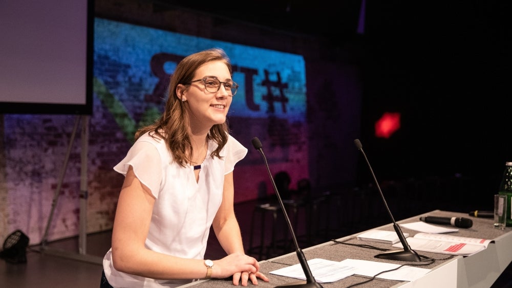 Susanne Hofer ist die erste weibliche Vorsitzende der Österreichischen Gewerkschaftsjugend (ÖGJ) und wurde am 30. November 2019 auf deren Kongress gewählt.