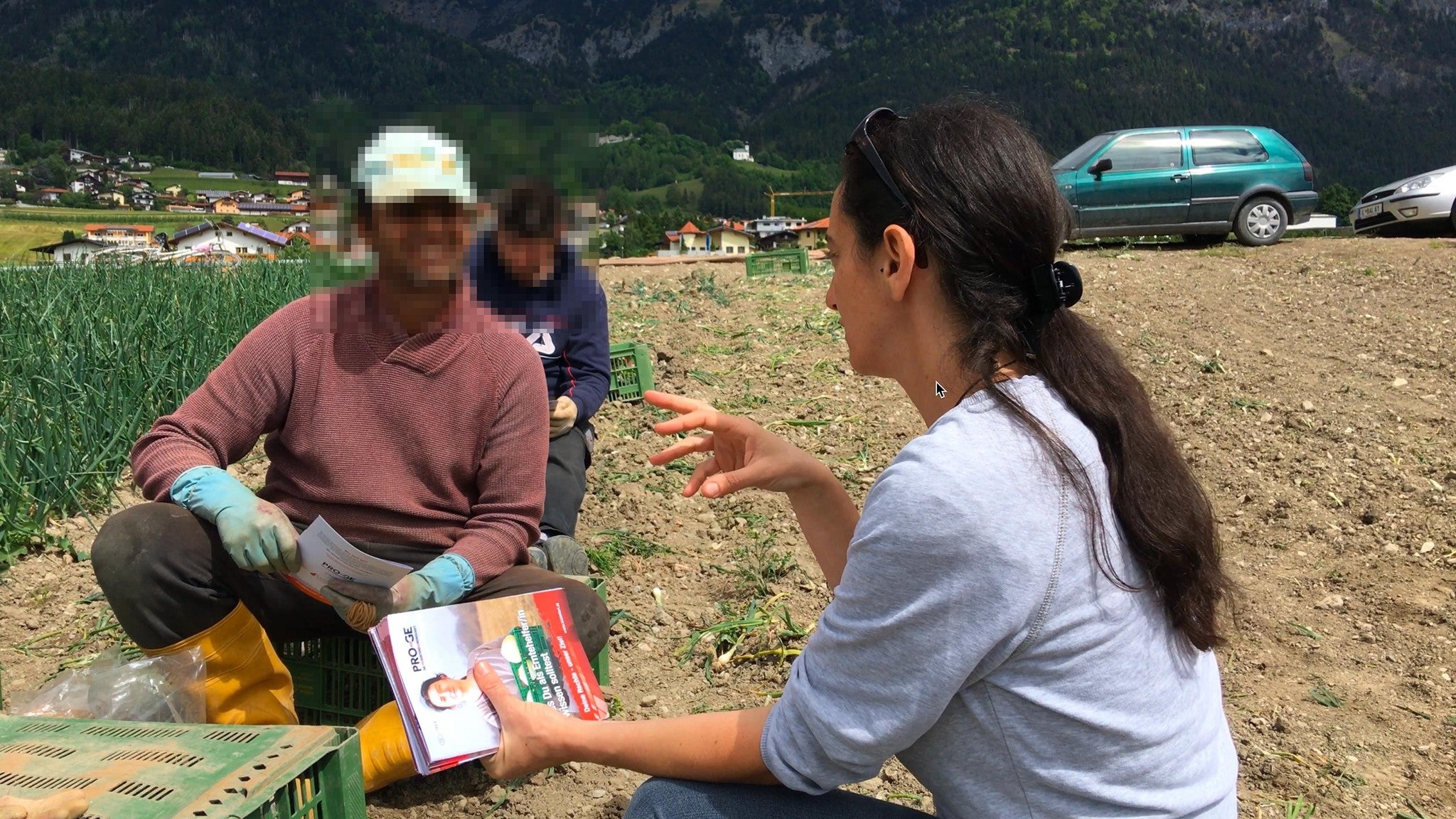Die Mitinitatorin und Journalistin Sónia Melo informiert Erntearbeiter in Tirol über ihre Rechte