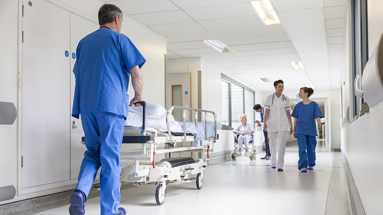 Krankenhausgang mit Personal und Krankenhausbett Krankenhaus Arbeitssituation