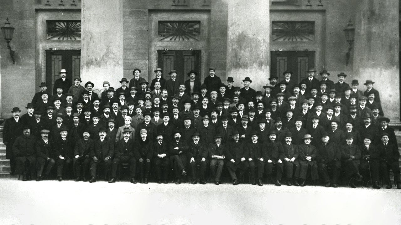 Erinnerungsfoto der Innsbrucker Buchdrucker zum Streik 1914 Erinnerungsfoto der Innsbrucker Buchdrucker zum Streik 1914: sehr viele Männer sitzend und stehend in schwarzen Anzügen und Hüten