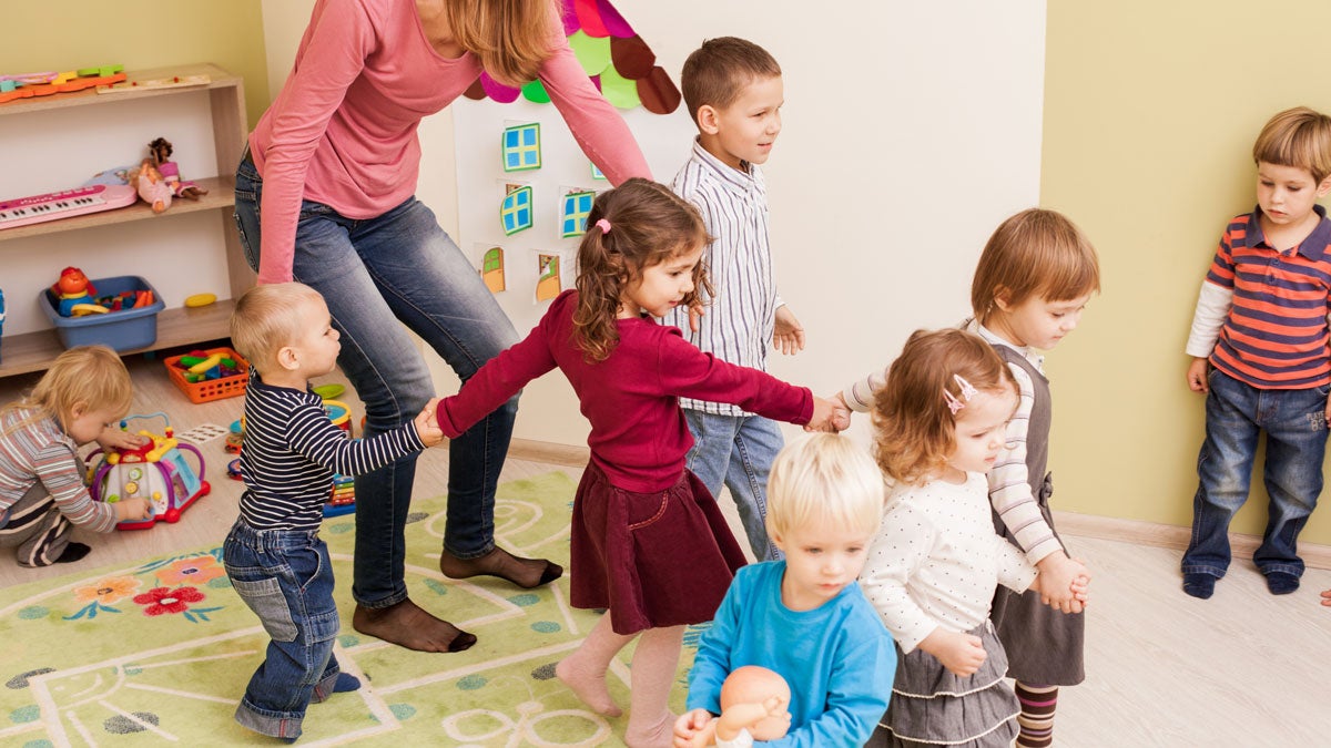 Elementarpädagogik: Kinder spielen im Kindergarten