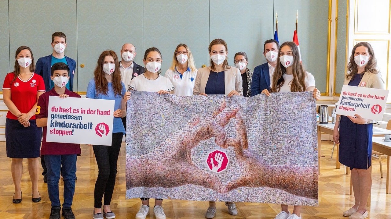 Initiative „Kinderarbeit stoppen!“ übergibt Justizministerin Zadić 2.300 Unterstützungserklärungen in Form eines Bildmosaiks