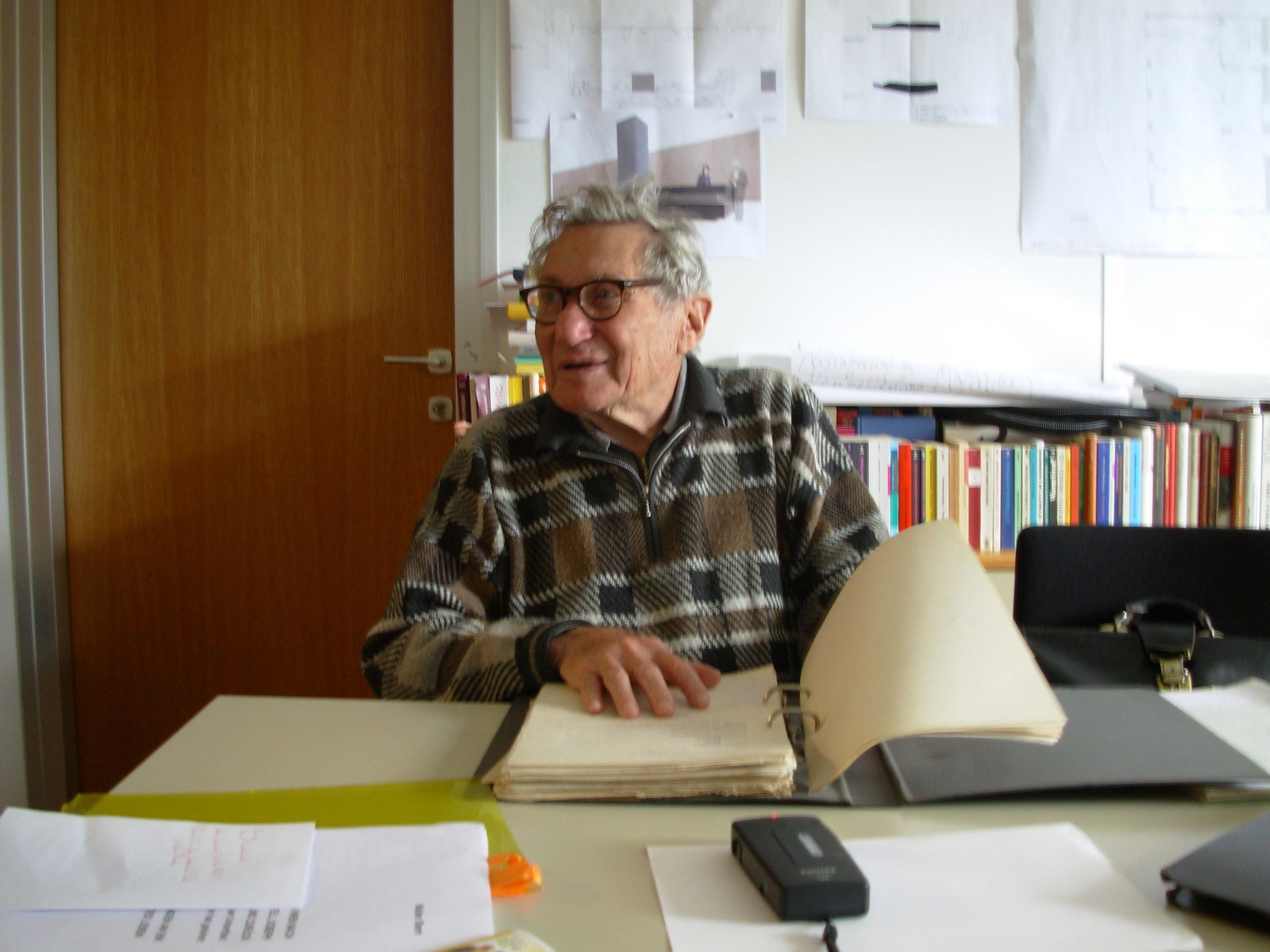 Walter Stern mit Betriebsratsprotokollen der Firma Goerz (2007)