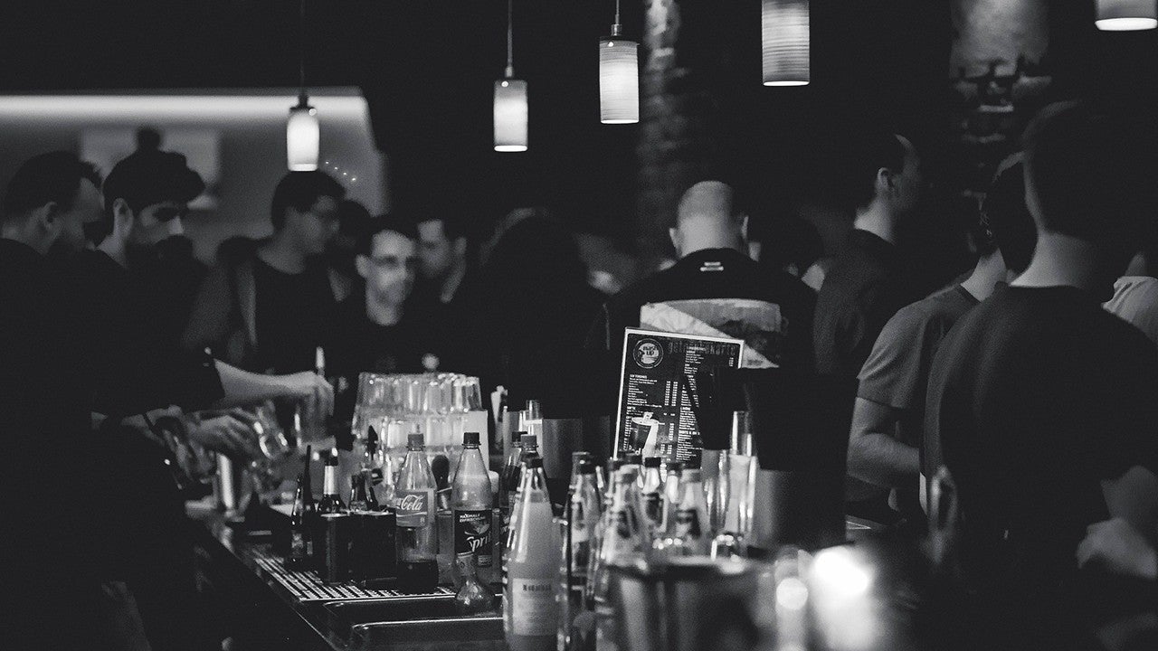  Österreichs Nachtclubs bleiben geschlossen. Lösungen gibt es keine und damit auch keine Perspektive für tausende KellnerInnen, DJs, Barkeeper, Türsteher, Lieferanten und Co. 
