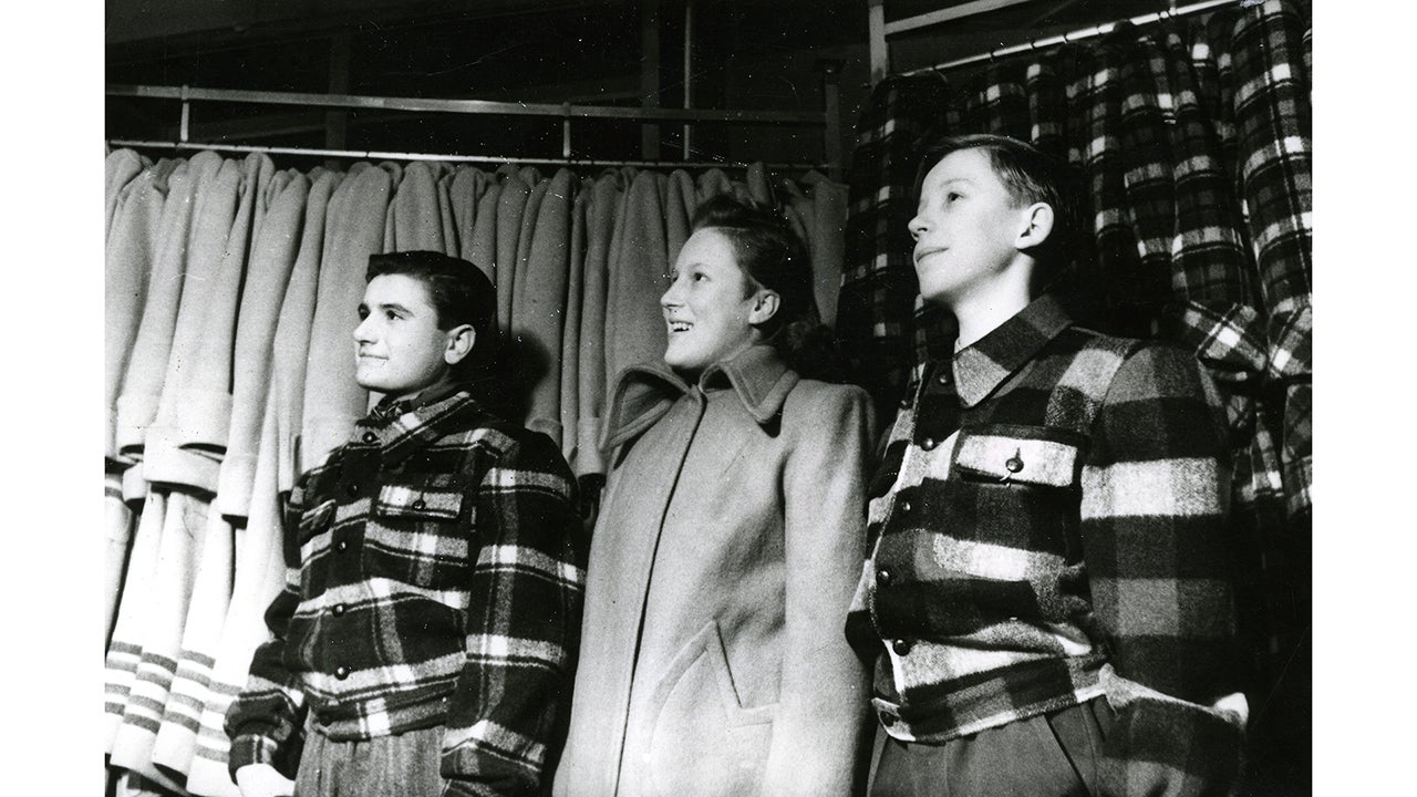  Im Jahr 1946 verteilte die Österreichische Gewerkschaftsjugend warme Winterkleidung an Lehrlinge (Quelle: ÖGB-Bildarchiv)