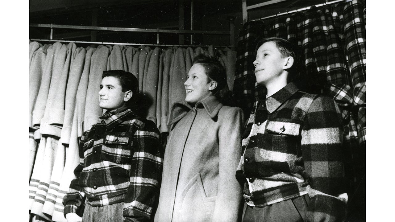 Im Jahr 1946 verteilte die Österreichische Gewerkschaftsjugend warme Winterkleidung an Lehrlinge (Quelle: ÖGB-Bildarchiv)