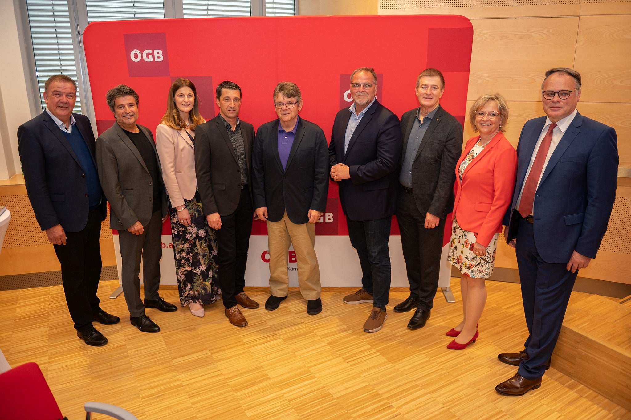 ÖGB-Präsident Katzian und der Leitende Sekretär im ÖGB Willi Mernyi mit dem neuen ÖGB-Präsidium in Kärnten