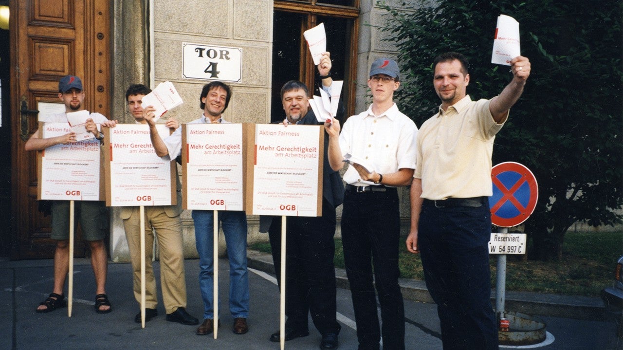 Am 29. Juni 1999 verteilten Gewerkschafter (rechts außen: Willi Mernyi) vor dem Parlament Flugzettel für die Verabschiedung des Gesetzes betreffend die Angleichung der Arbeitsrechte der ArbeiterInnen an jene der Angestellten.