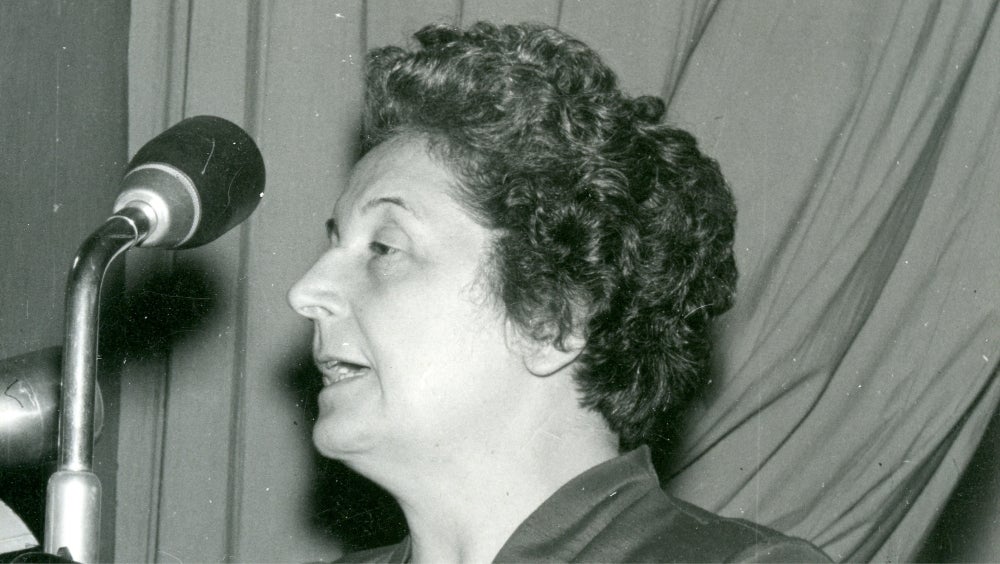 Rosa Jochmann bei einer Rede Rosa Jochmann lebte von 1901-1994. Sie war politische Akteurin und Zeitzeugin.