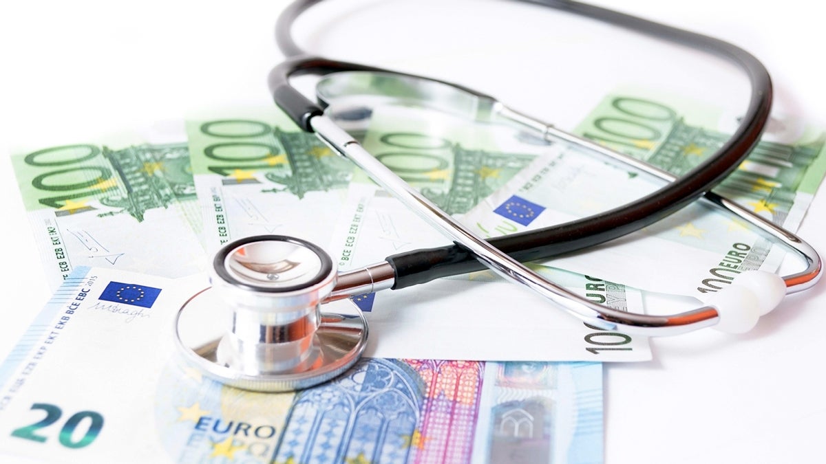 Bargeld und Stethoskop