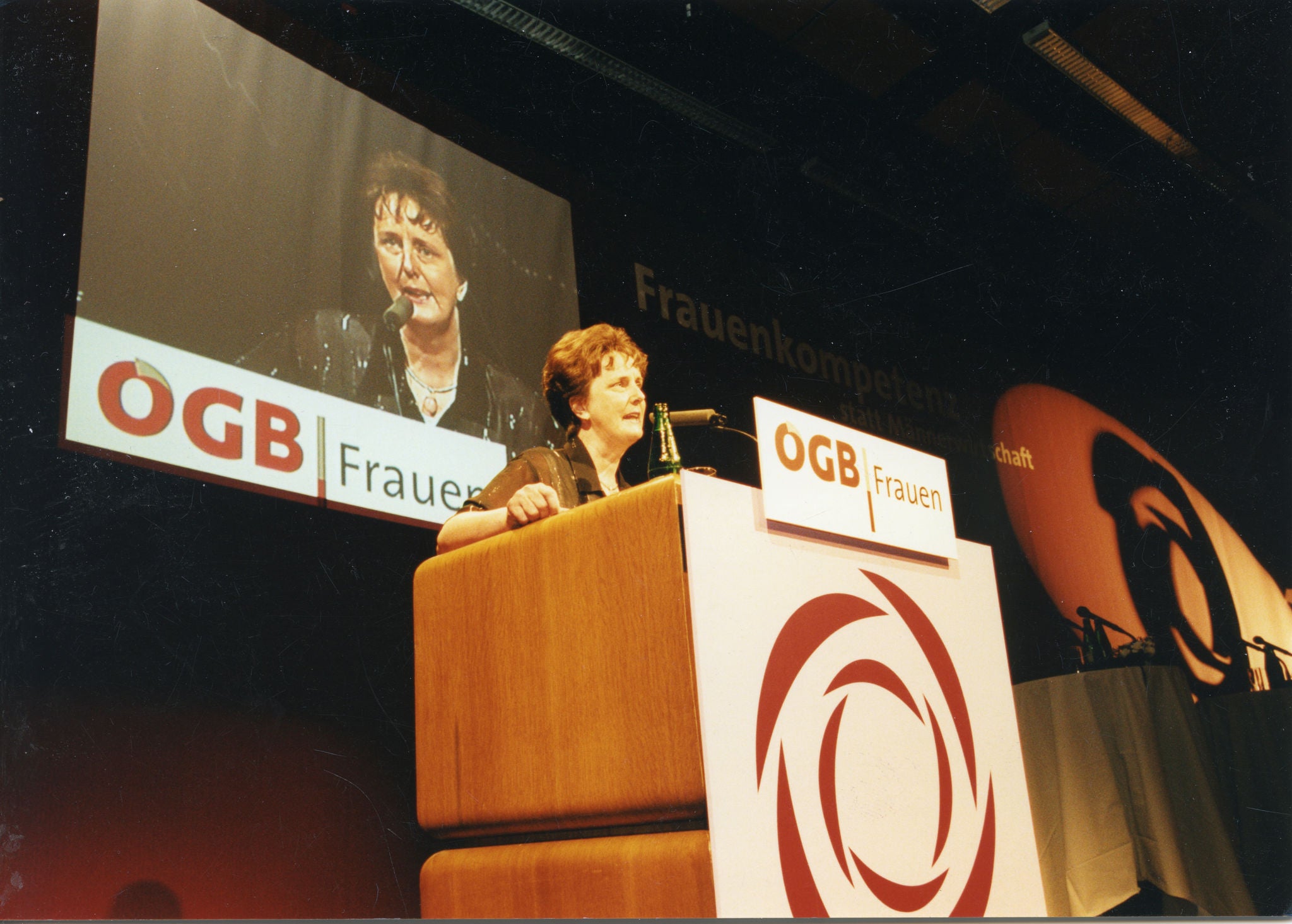 Irmgard Schmidleithner spricht beim ÖGB-Bundesfrauenkongress (1999)