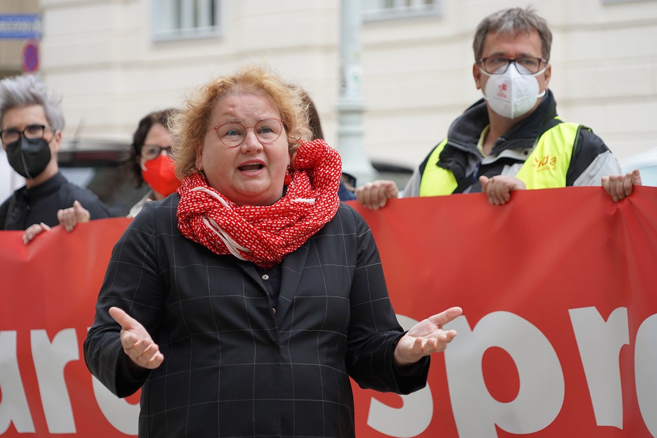Die ÖGB-Vizepräsidentin und -Frauenvorsitzende Korinna Schumann spricht beim Protest der ElementarpädagogInnen