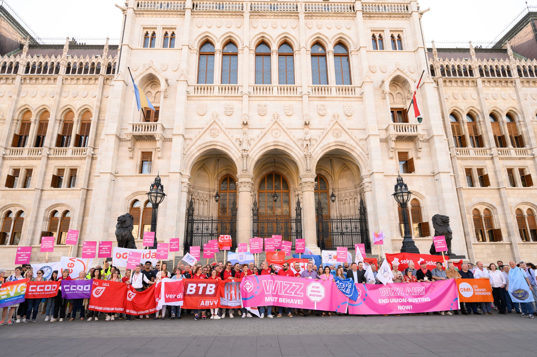 Rund 500 Delegierte beim 6. Europäischen Kongress der Transportarbeiter-Föderation protestierten im Mai 2022 gegen das Union Busting bei der Billigfluglinie Wizz Air. Hier in Budapest. 