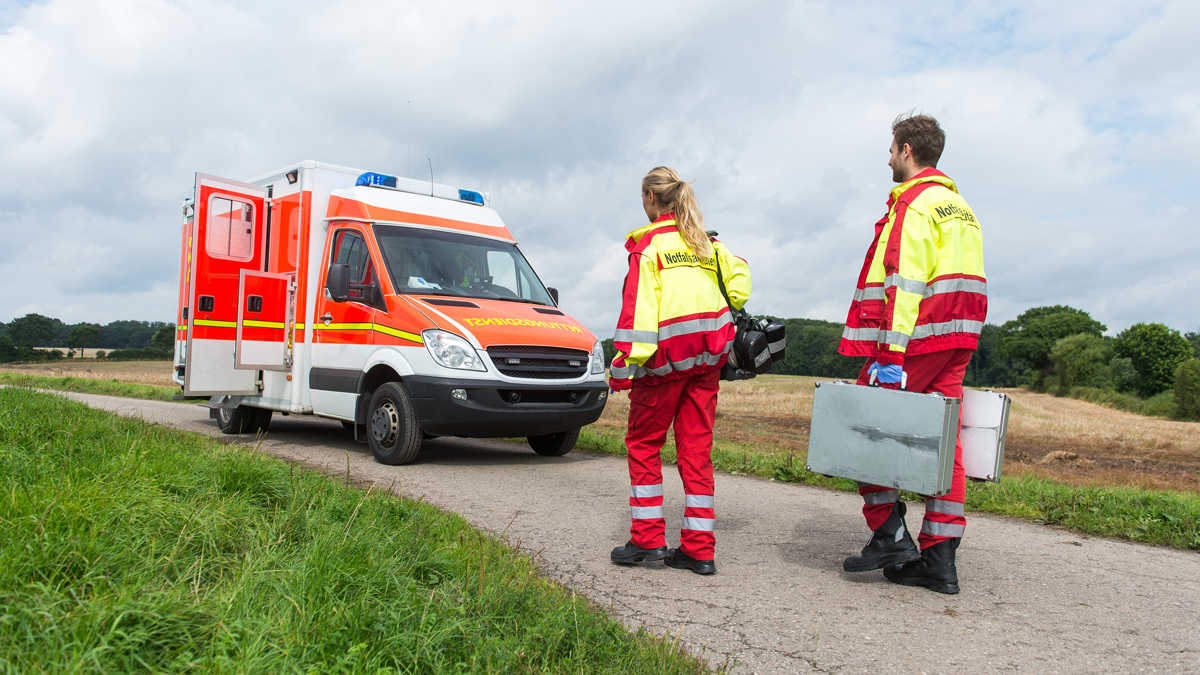 Notfallsanitäter und Rettungswagen