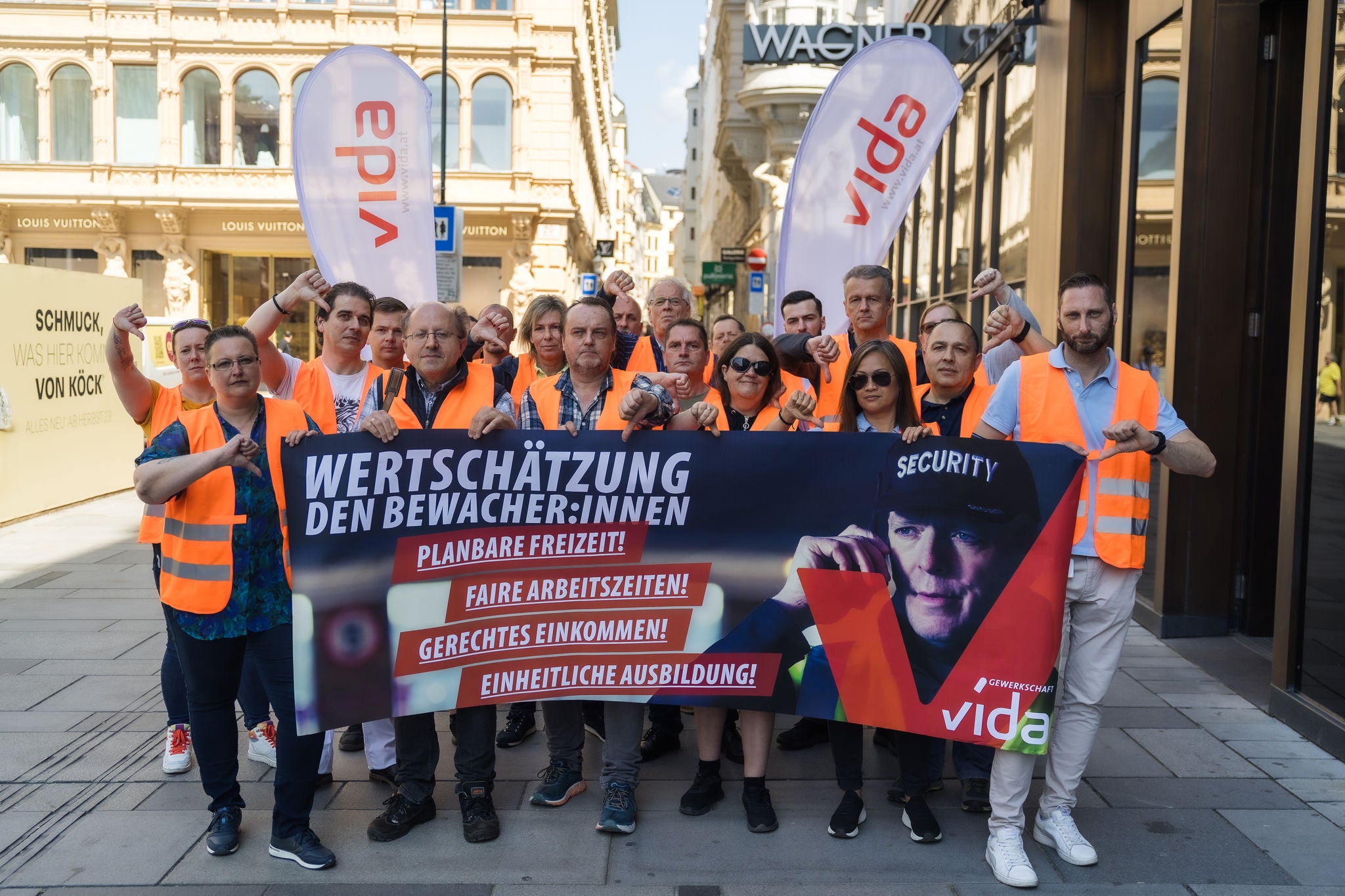 Wertschätzung und mehr Lohn forderten die Bewacher:innen in Wien © cardes production.