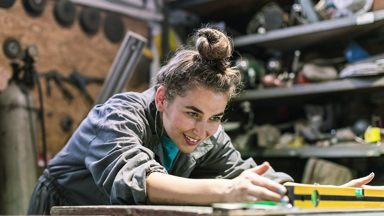 Junge Frau bei der Arbeit in einer Werkstatt