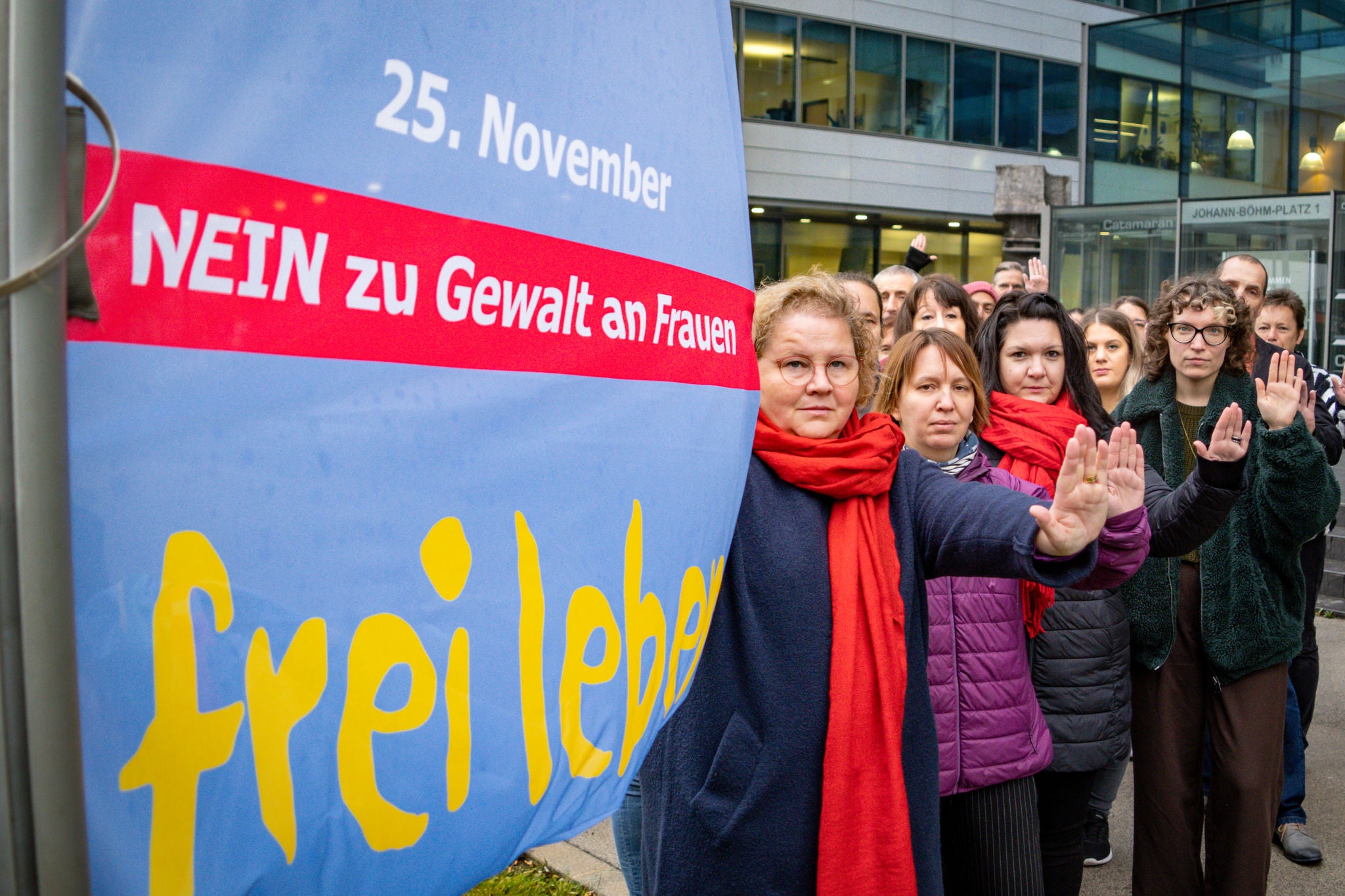 Ab dem 25. November 2022 hing die Flagge „Nein zu Gewalt an Frauen“ für 16 Tage vor der ÖGB-Zentrale in Wien 