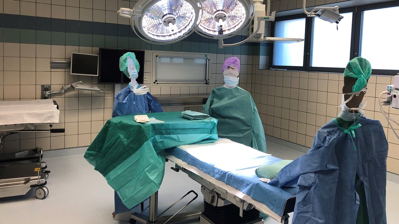 KartonkollegInnen zeigen Personalmangel in Spitälern auf