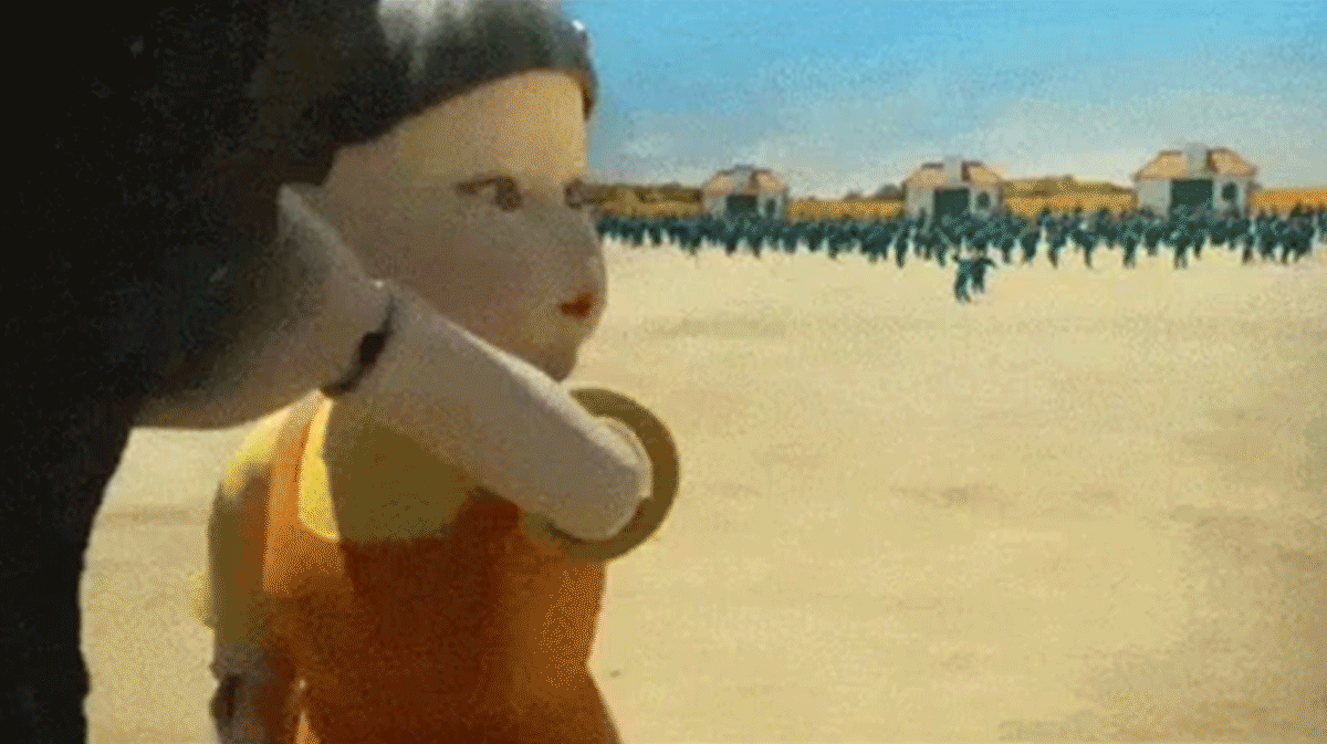 Kurzes Video in endlos Schleife aus der Netflix Serie "Squid Games". Ein Roboter Mädchen dreht sich um und bewegt die Kamera-Augen.