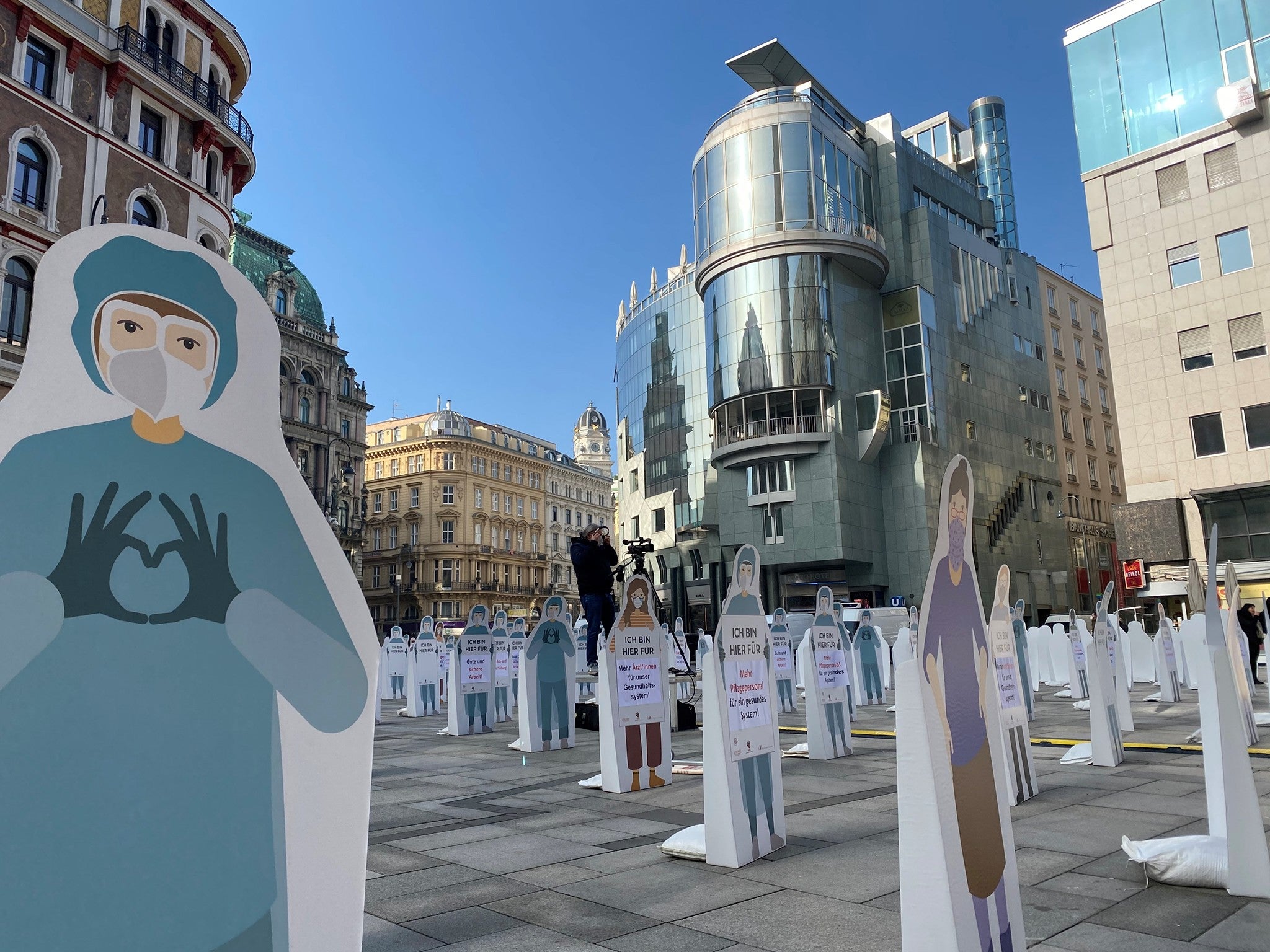 Die Initiative „Von Beruf Mensch“ demonstrierte mit 300 Pappfiguren vor dem Stephansdom (März 2021)