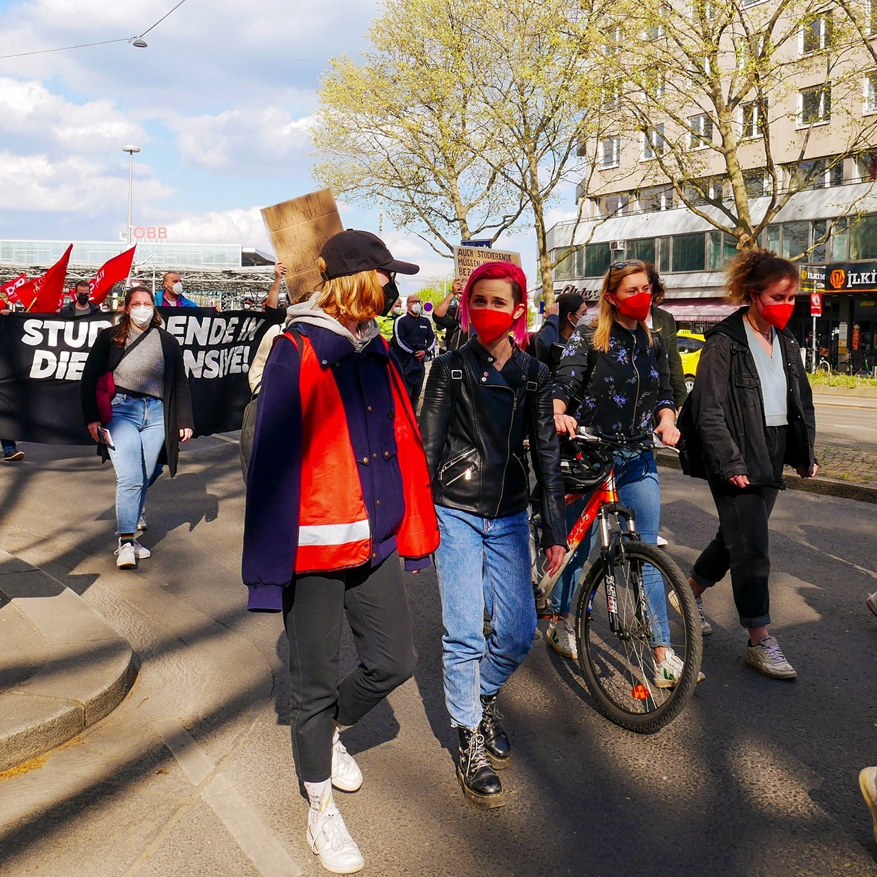 Leokadia Grolmus, Studienvertreterin FH Campus Wien (Mitte, pinke Haare)