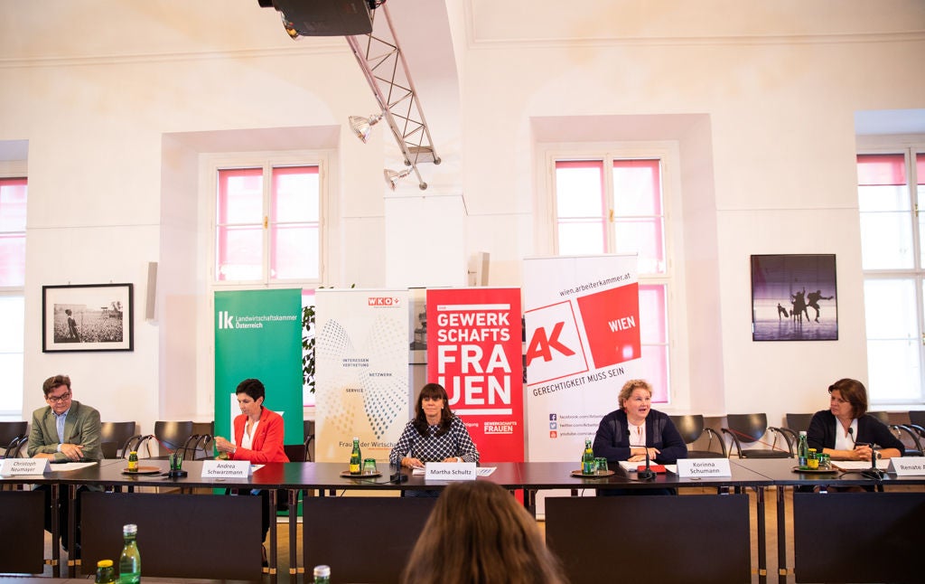 Pressegespräch der Sozialpartner:innen. Vl. Generalsekretär der Industriellenvereinigung Christoph Neumayer, Andrea Schwarzmann, WKÖ-Vizepräsidentin Martha Schultz, ÖGB-Bundesfrauenvorsitzende Korinna Schumann, AK-Präsidentin Renate Anderl