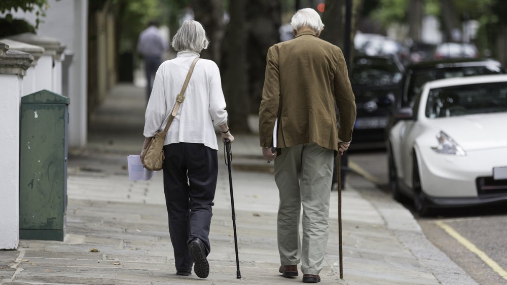 Altes Paar spaziert auf der Straße