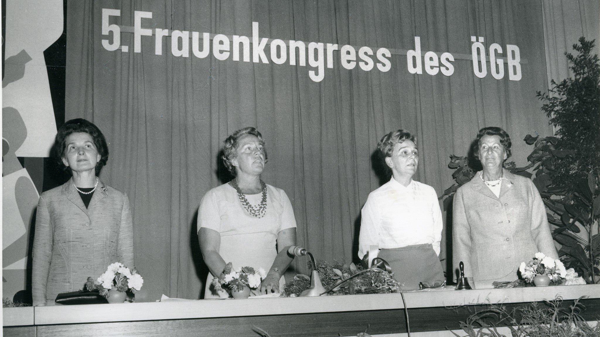 Links: Grete Rehor beim 5. Frauenkongress, 1967