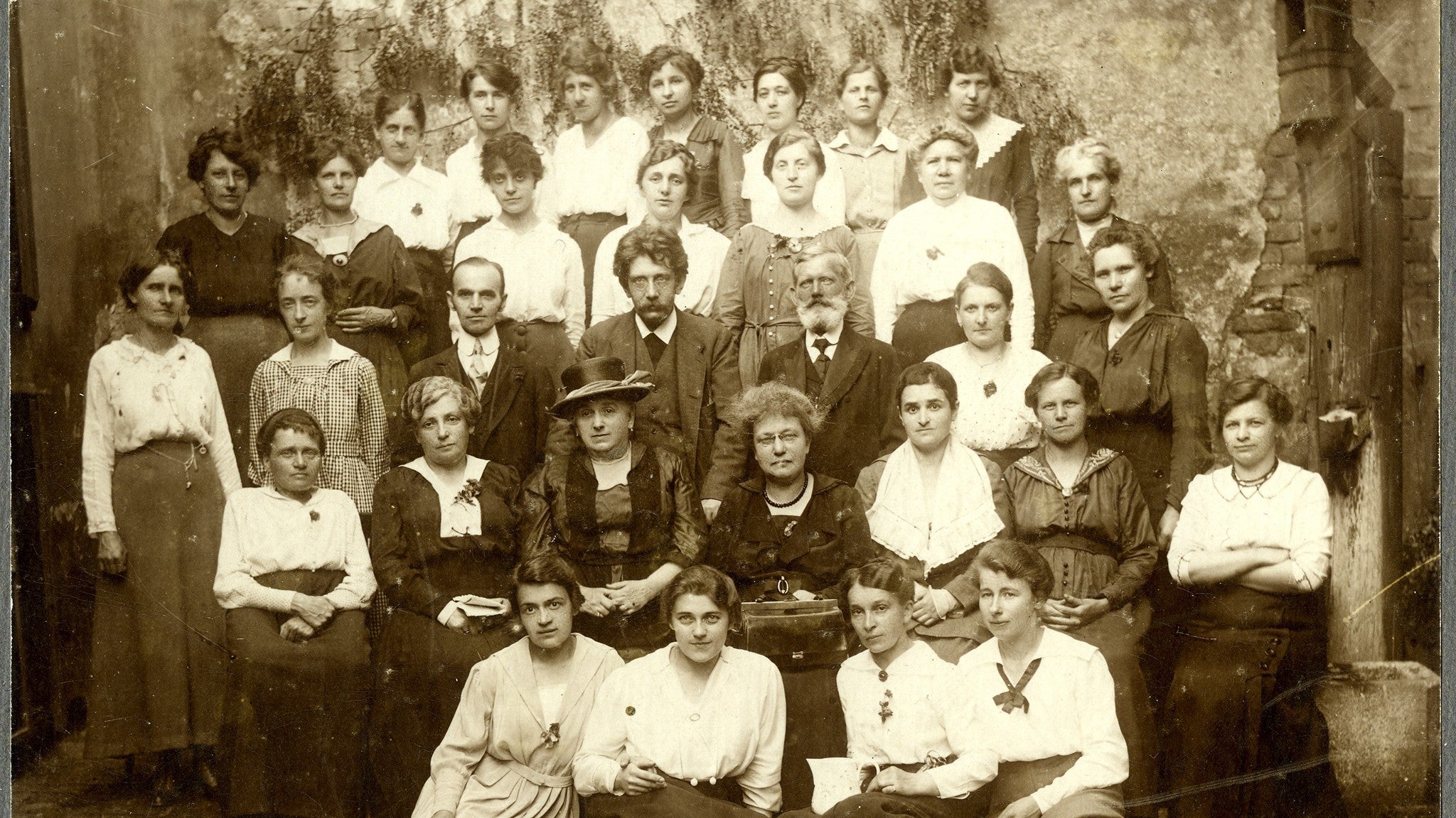 Eröffnung des Hausgehilfinnenheims, 1902, zweite Reihe, zweite von links Anna Boschek, vierte von links Therese Schlesinger