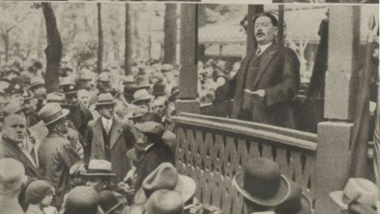 Der Vorsitzende des Vereins der kaufmännischen Angestellten, Karl Pick, bei einer Ansprache am 1. Mai 1930
