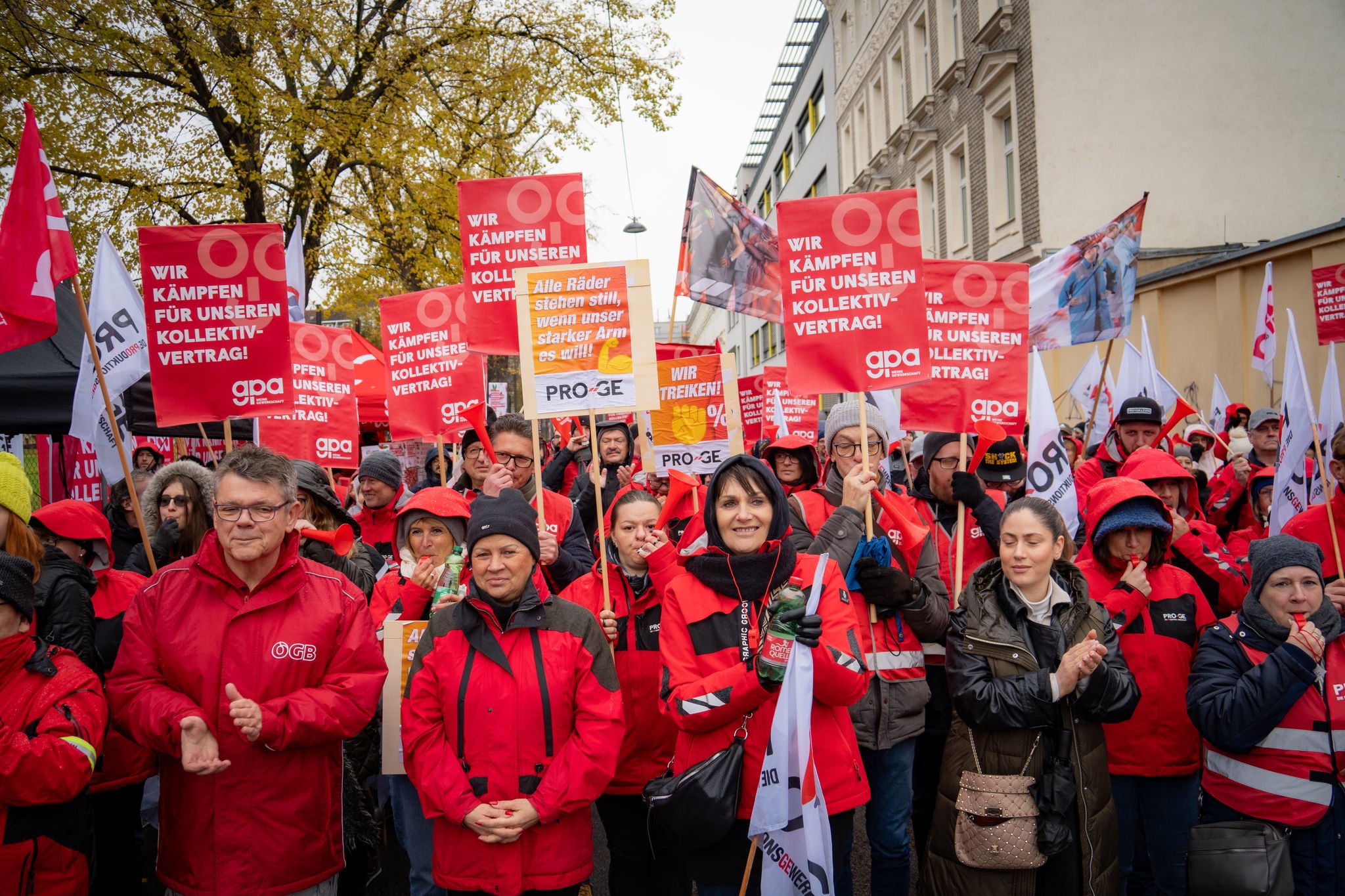 Solidaritätskundgebung mit den Beschäftigten der Metallindustrie, 24.November vor der Firma EVVA in Wien