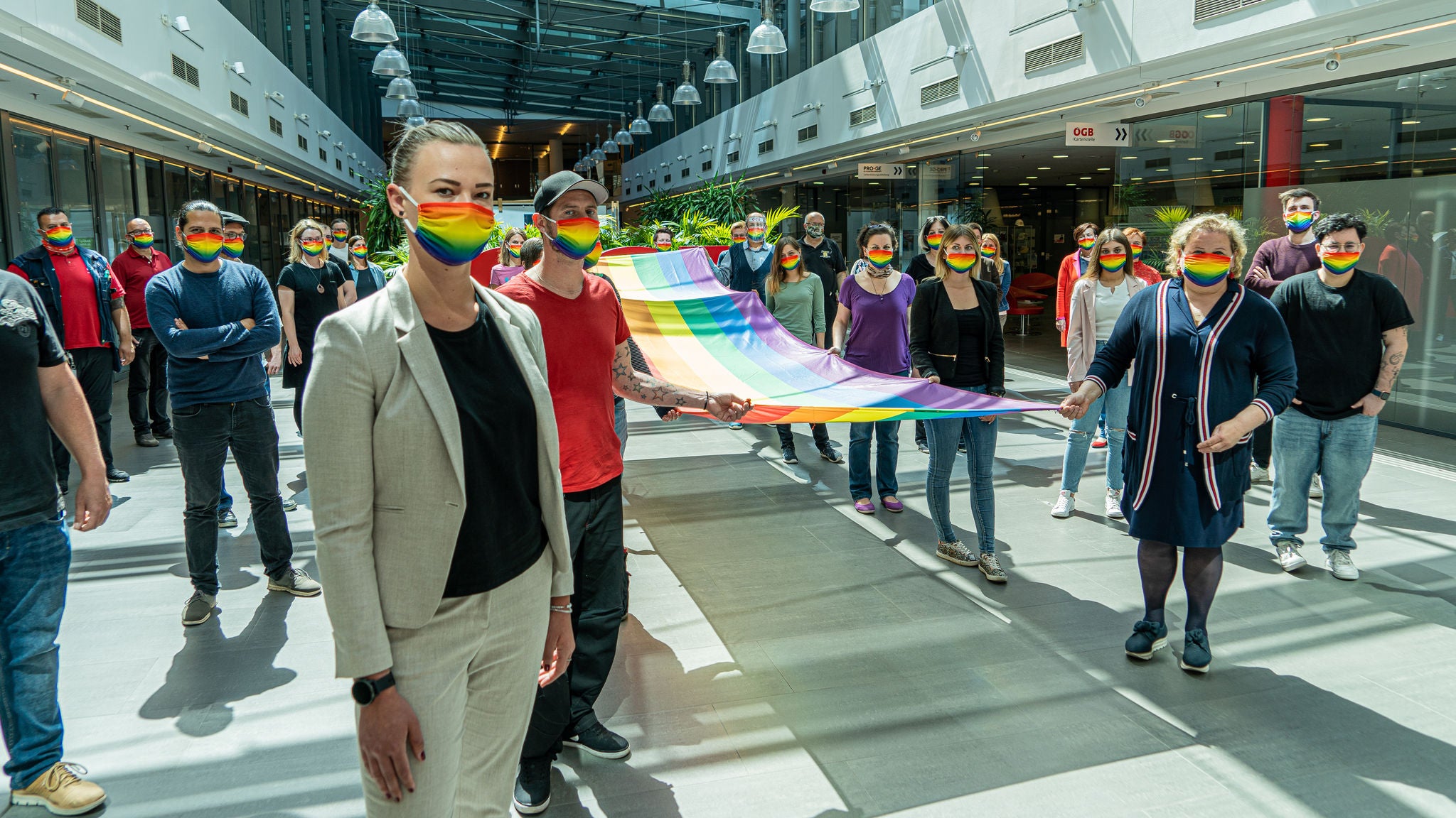Wie jedes Jahr, wurde auch 2020 die Regenbogenfahne vor dem ÖGB-Gebäude gehisst