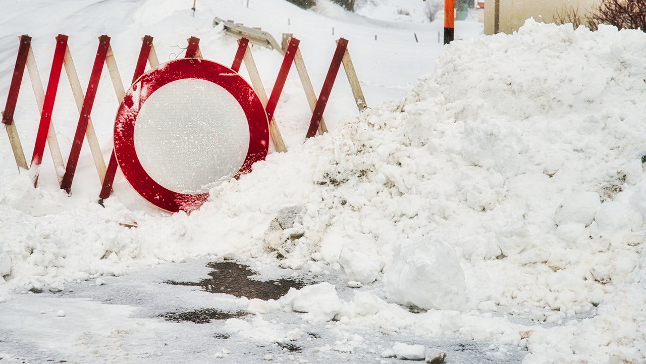 Dienstverhinderung bei Schneemassen und Muren