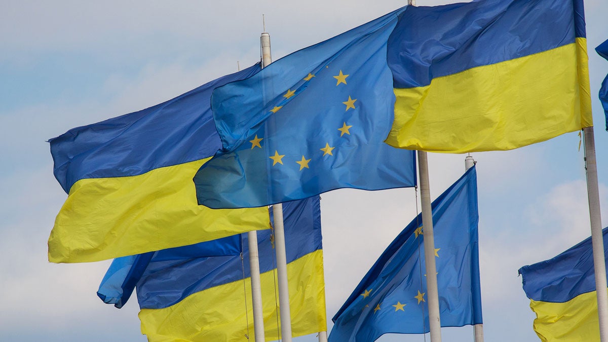 Flaggen Ukraine und EU wehen im Wind