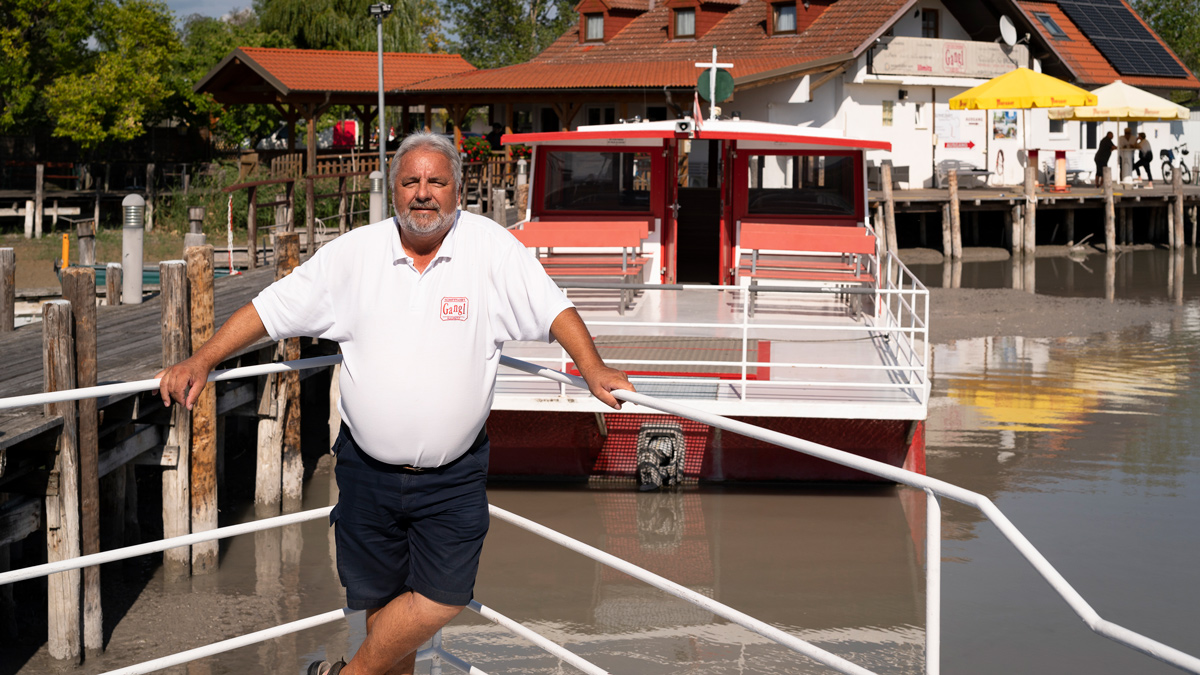 Wenn der Klimawandel zur ernsthaften Bedrohung für Arbeitsplätze wird: Stefan Gangl ist Chef eines Schifffahrtbetriebes am Neusiedler See. Was paradiesisch klingt, wird für ihn und seine Mitarbeiter immer mehr zur Zitterpartie. Dem See geht das Wasser aus.