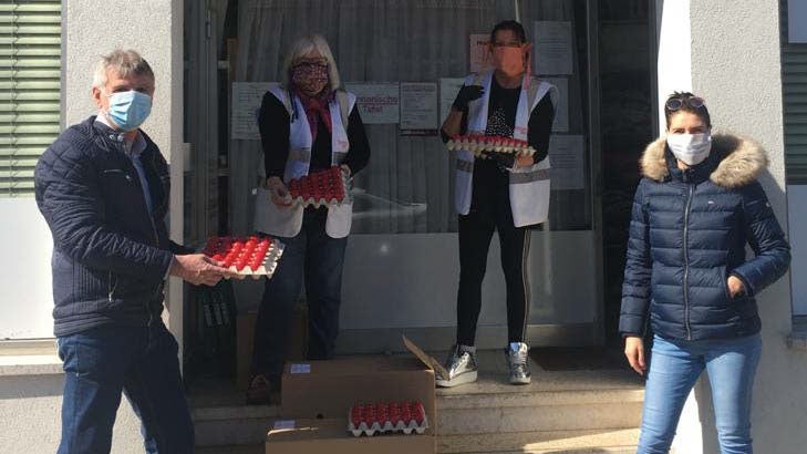 ÖGJ und ÖGB überbrachten der Pannonischen Tafel in Oberpullendorf 1.000 rote Ostereier