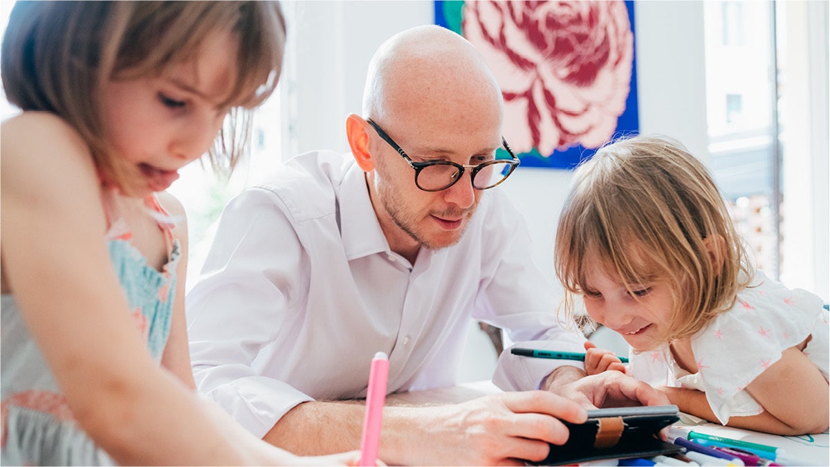Vater lernt mit Kindern