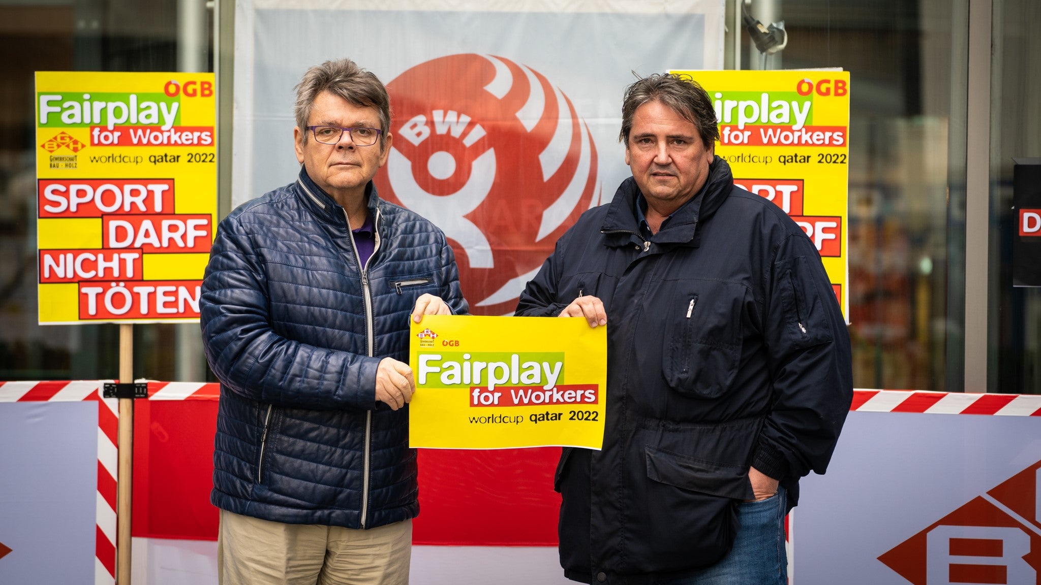 ÖGB-Präsident Wolfgang Katzian gemeinsam mit GBH-Bundesvorsitzenden Josef Muchitsch bei der Aktion gegen die ausbeuterischen Arbeitsbedingungen in Katar