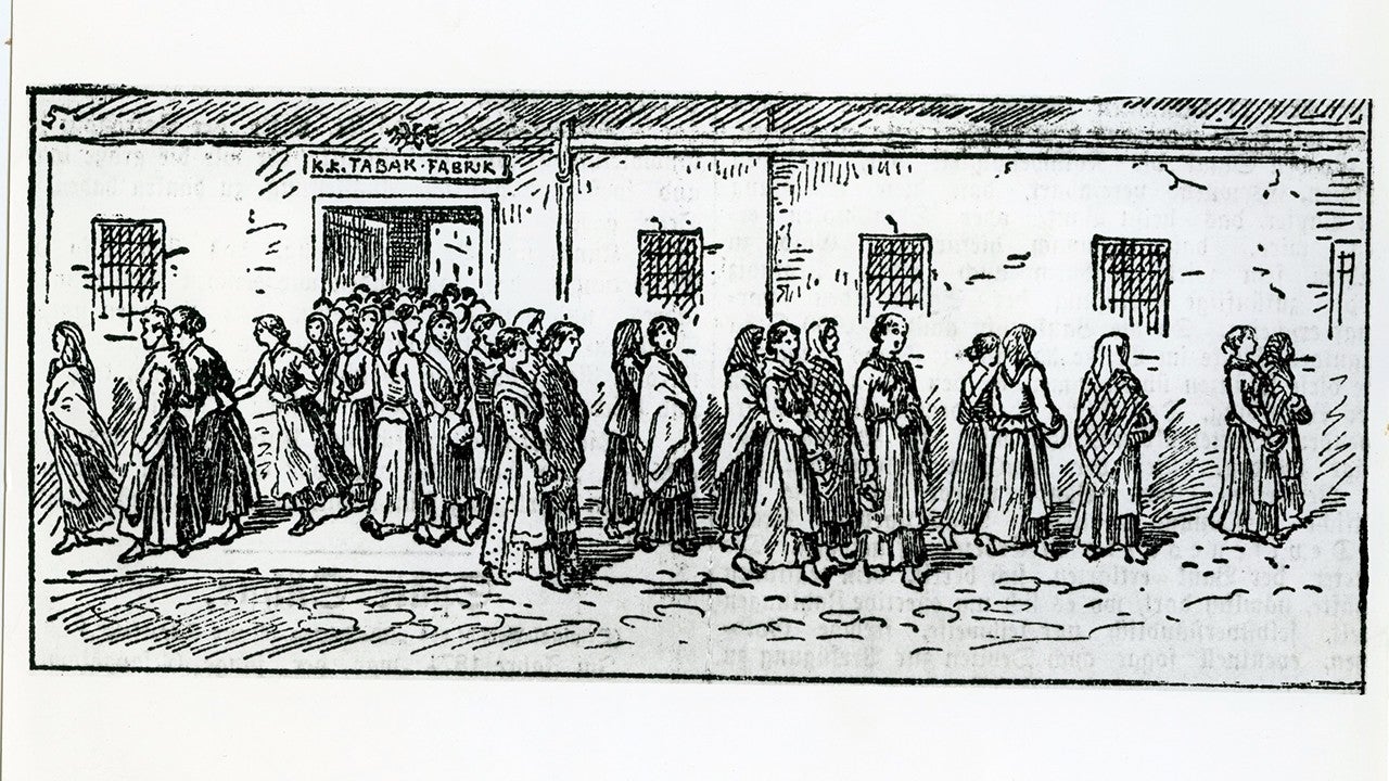 Zeichnung, schwarz-weiß, Frauen mit langen Kleidern und Tüchern um den Schultern verlassen ein Gebäude mit vergitterten Fenstern. Über der halb geöffneten Tor steht: k.k. Tabakfabrik