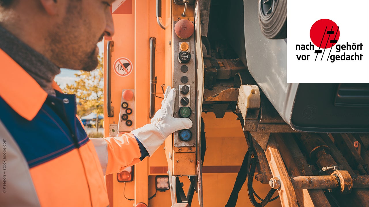 Vorgehört und Nachgedacht Podcast-Folge zum Thema Jobmotor Staat Arbeiter bedient einen Müllabfuhrwagen