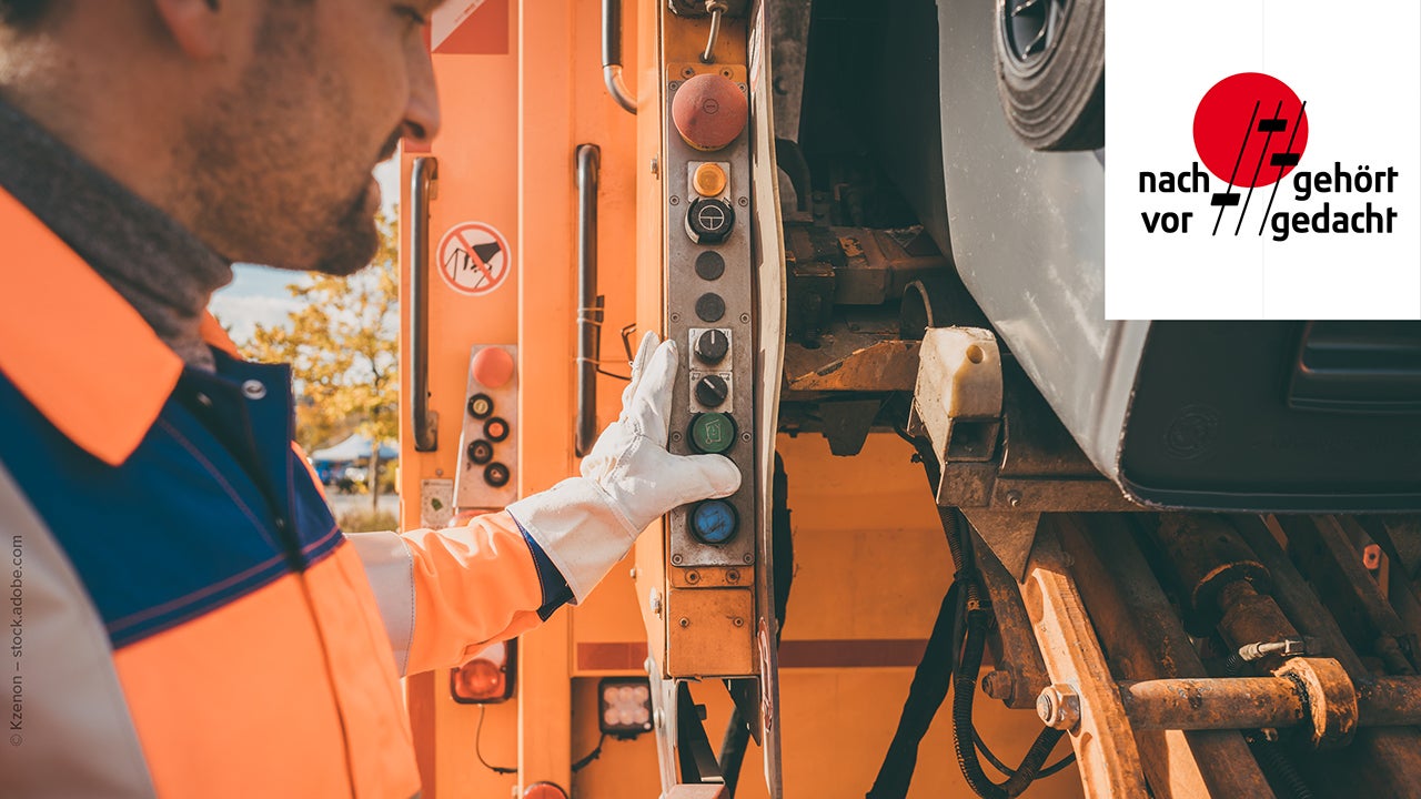 Arbeiter bedient einen Müllabfuhrwagen