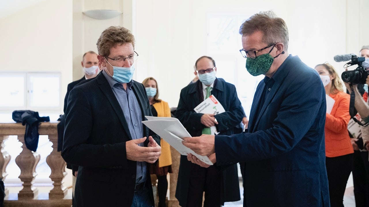 Gesundheits-Volksanwalt Bernhard Achitz bei der Übergabe der Roadmap 2020 an Gesundheitsminister Anschober